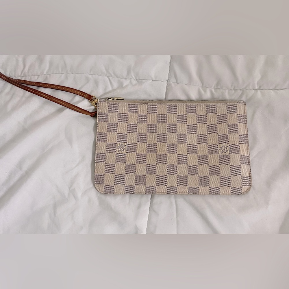 Authentic Louis Vuitton Damier Ebene Neverfull MM Cream
Pochette Mini Purse